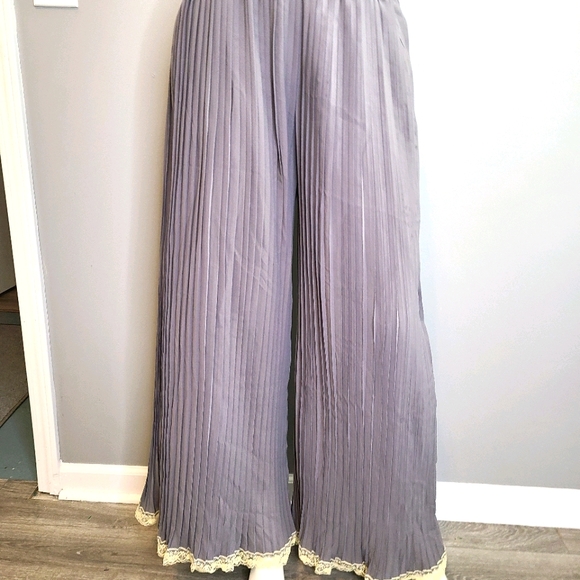 Soho Pants - WITH TAGS Gray Pleated Lace Hem Pants L